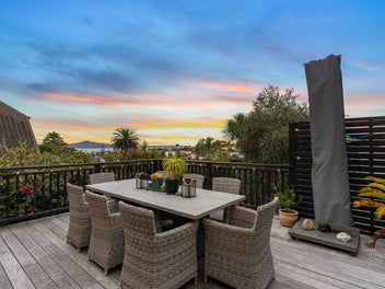 STUNNING VIEWS - PICTURE PERFECT ORAKEI COTTAGE