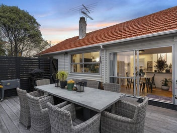 STUNNING VIEWS - PICTURE PERFECT ORAKEI COTTAGE
