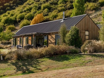 Above the Vines - A Modern Retreat in Gibbston