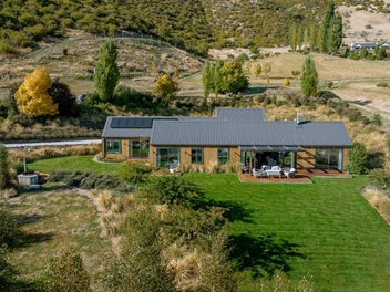 Above the Vines - A Modern Retreat in Gibbston