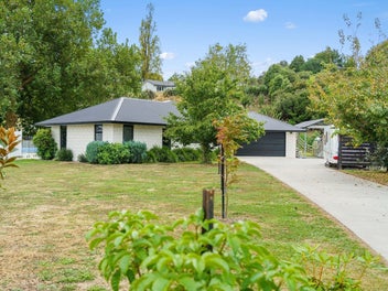 Lakeside Living: Spacious Family Haven in Karapiro