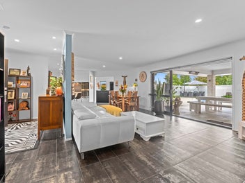 Lakeside Living: Spacious Family Haven in Karapiro