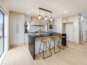 Modern 4 Bedroom Family Home With Extras