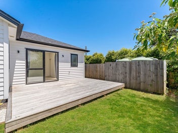 Modern & Nearly New – Standalone Beauty!