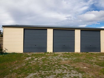 LARGE SECTION & 3 BAY SHED