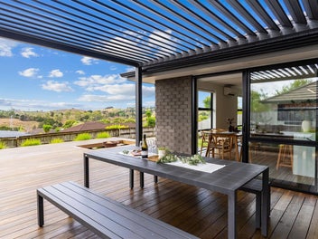 Modern Elegance with Alfresco Living!