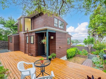 Stylish & Sun-Drenched | Double Westlake Zone!