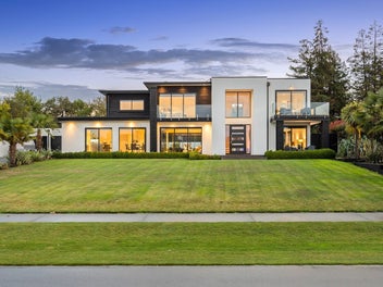 Elite Living - Stunning Home in Prime Location