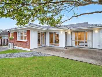 Stylish Home in Prime Pakuranga Heights Location
