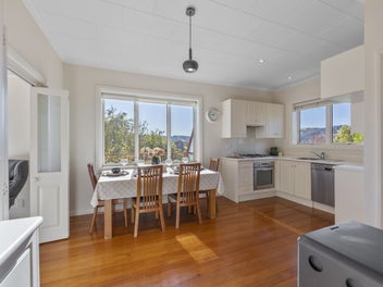 Sunny & Elevated Living In Liberton