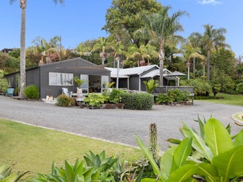 Home Away From Home On The Pahoia Peninsula