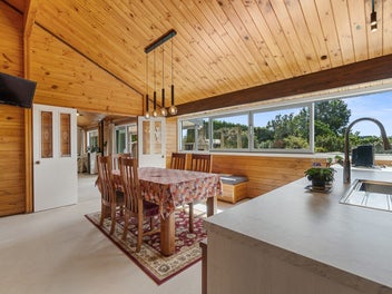 Lifestyle spacious home with land