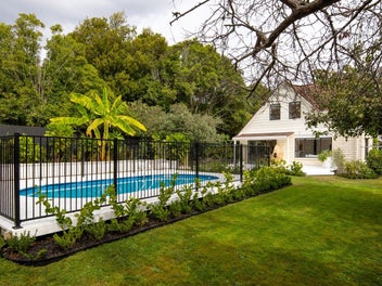 Peaceful Hidden Paradise, Renovated to Perfection!