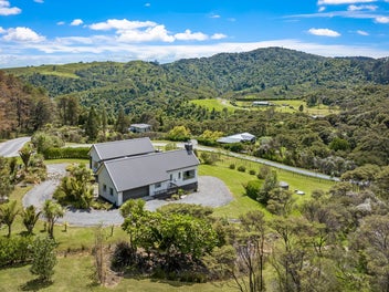 Contemporary Elegance - Serene Countryside Setting