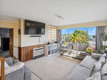 LIVE LARGE IN TITAHI BAY, VIEWS AND MORE!!
