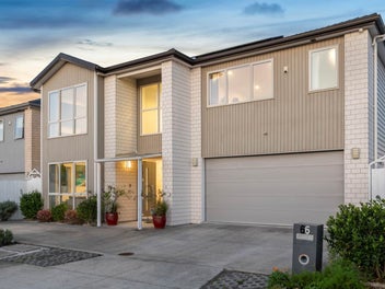 Luxury, Comfort & Master Builder Guarantee!