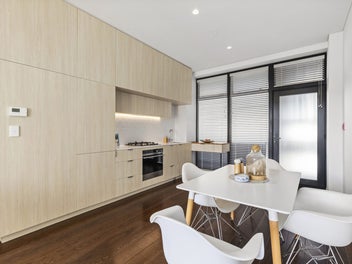 WEST FACING ISLAND BAY APARTMENT WITH VIEWS.