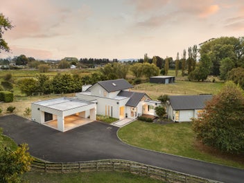 Rural elegance with the Pool and Shedding to suit!