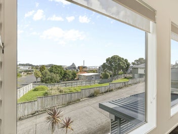 MODERN, LOW MAINTENANCE & BREATHTAKING VIEWS