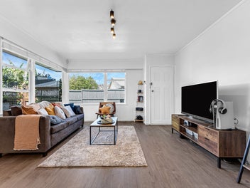 Your Cosy Delight in Sunnyhills!
