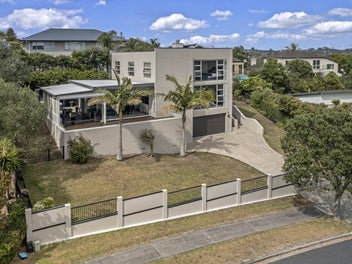 Stunning Family home with Spectacular Views