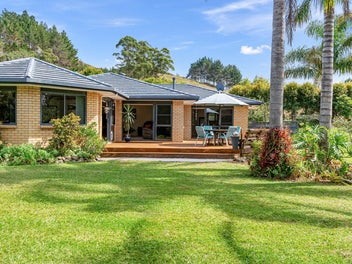 Tropical Tranquillity Just Minutes from the City