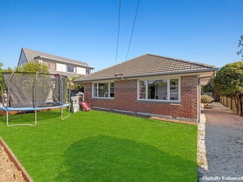Wowee - 5 Beds & 3 Bathrooms With A Double Garage