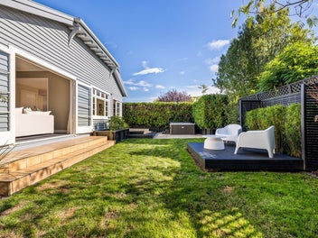 Sunning, Sought after & back section !