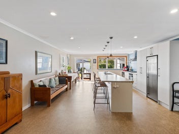 LARGE FAMILY LIVING!