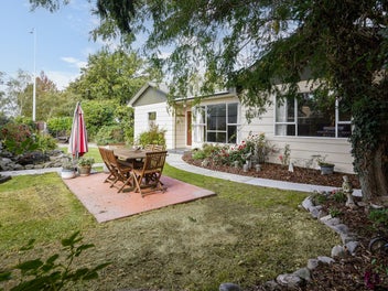 4 Car Garaging, Central location