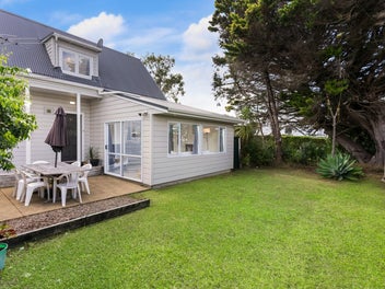 Walking distance to beaches, cafes & schools