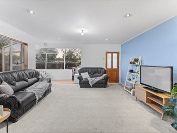 *$819k* Universal Drive - Great Location!