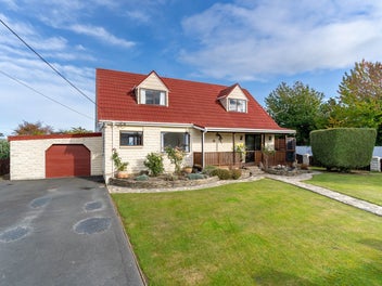 Calling large families - 5 bed, 3 bath!