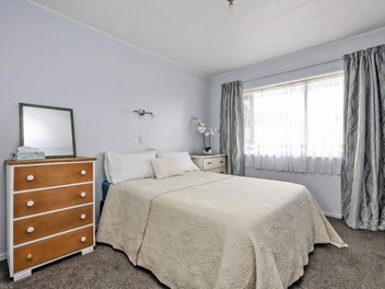 Central Hastings - clean, sunny and warm