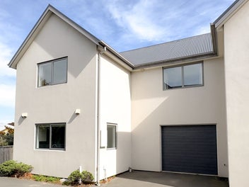 Built in 2016 - Spacious City Fringe Townhouse