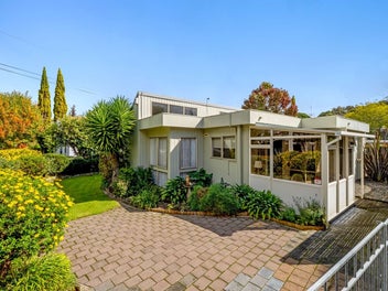 Sun-filled delight in Saint Johns Hill