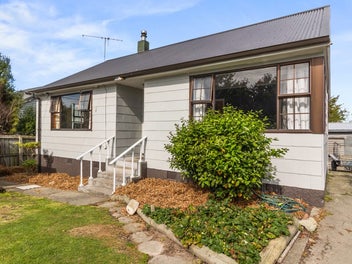Sunshine, Warmth and Plenty of Garaging