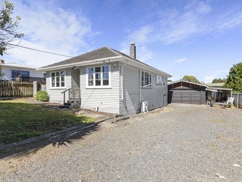 4-Bedroom Family Home on 862sqm - Walk to Town!