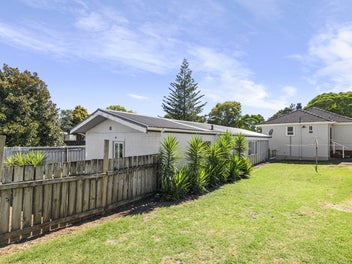 4-Bedroom Family Home on 862sqm - Walk to Town!