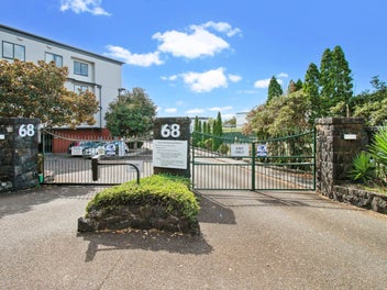 SWIMMING POOL, TENNIS COURT & GYM