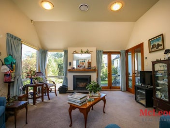 Architecturally Designed Three Bedroom Haven!