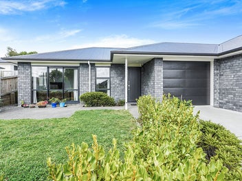 HOSPITAL LOCATION Modern 2-Bedroom Freehold Unit