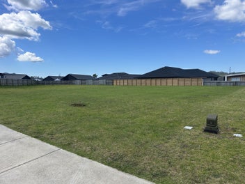 Section in Whitianga Waterways, vendors want sold!