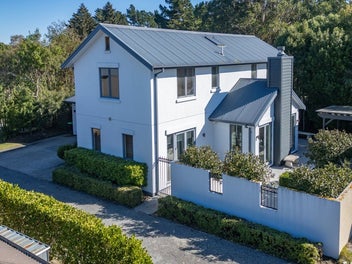 Executive Home in Gated 'Kaiapoi Lakes'