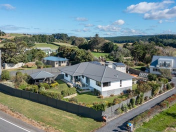 Seaside serenity: Modern home at Taieri Beach!