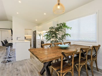 Elevated, near new, 1min walk from beach