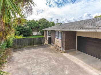Refreshed 2 Bedroom in Prime Location