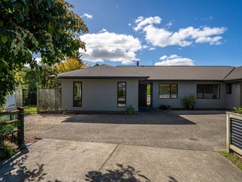 Country vibes, 4 beds plus office, good parking