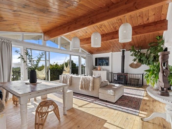 STUNNING HOME WITH SPECTACULAR VIEWS!