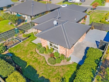 IMMACULATE IN A QUIET CUL DE SAC - MOVE IN NOW